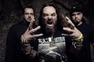 Cavalera Conspiracy (esq. pra dir.): Iggor (bateria), Max (vocal e guitarra) e Marc Rizzo (guitarra)