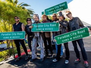 Membros da banda na "Paradise City Road"