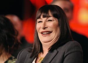 Anjelica Huston - Rosto desfigurado