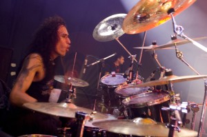 Pete Sandoval fazendo o que mais sabe