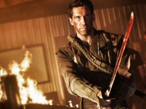 Casey (Scott Adkins) após combate sangrento com Goro.