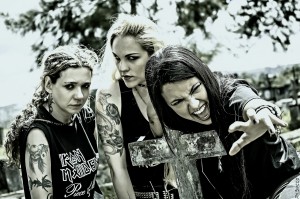 Nervosa (da esq. pra dir.): Pitchu Ferraz (bateria), Prika Amaral (guitarra) e Fernanda Lira (vocal e baixo)
