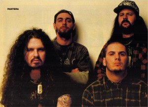 Pantera (em sentido horário): Dimebag (guitarra), Rex (baixo), Vinnie (bateria) e Phil (vocal)
