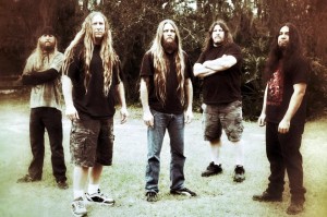 A atual formação do Obituary (esq. pra dir.): Donald Tardy (bateria), John Tardy (vocal), Trevor Perez (guitarra), Terry Butler (baixo) e Kenny Andrews (guitarra)