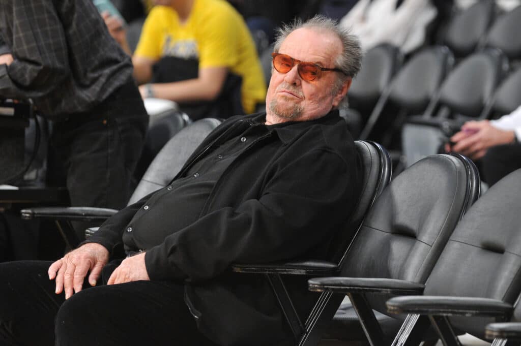 Jack Nicholson - ator Jack Nicholson, vestido de preto, nas cadeiras na beira da quadra em um jogo de basquete, em Los Angeles.