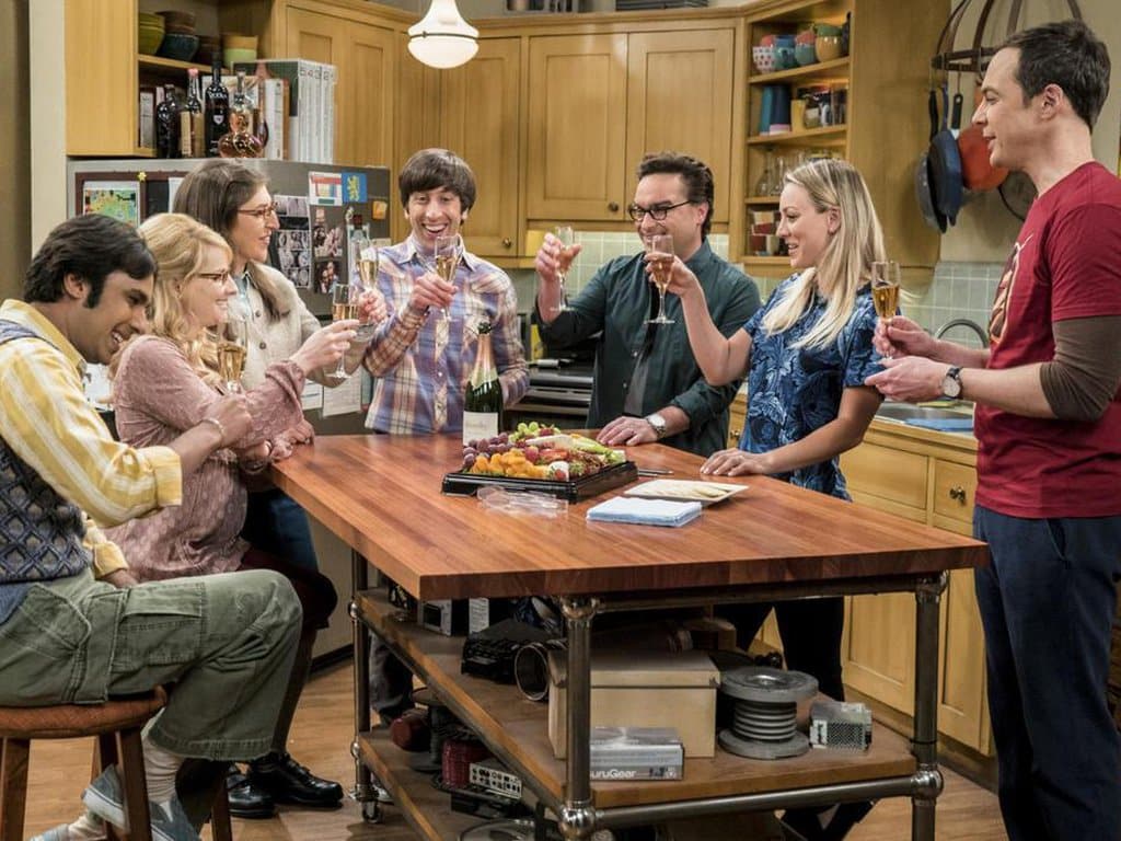 Elenco de The Big Bang Theory durante gravação de uma cena