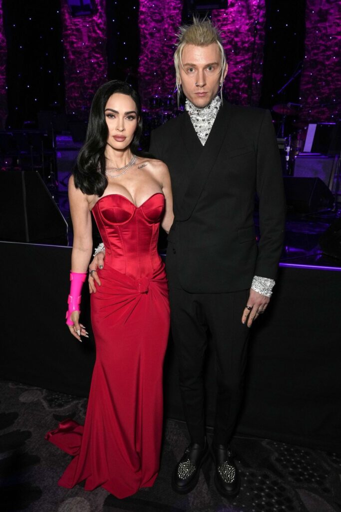 Megan Fox vai ao Grammy com o pulso quebrado; veja fotos