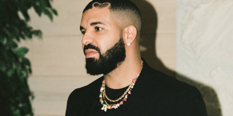 Público arremesa um livro em Drake durante seu show: "tem sorte que sou rápido" 1 drake