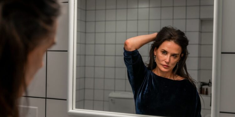 Descubra se já é possível assistir A Substância online e dublado 1 a substancia filme onde assistir