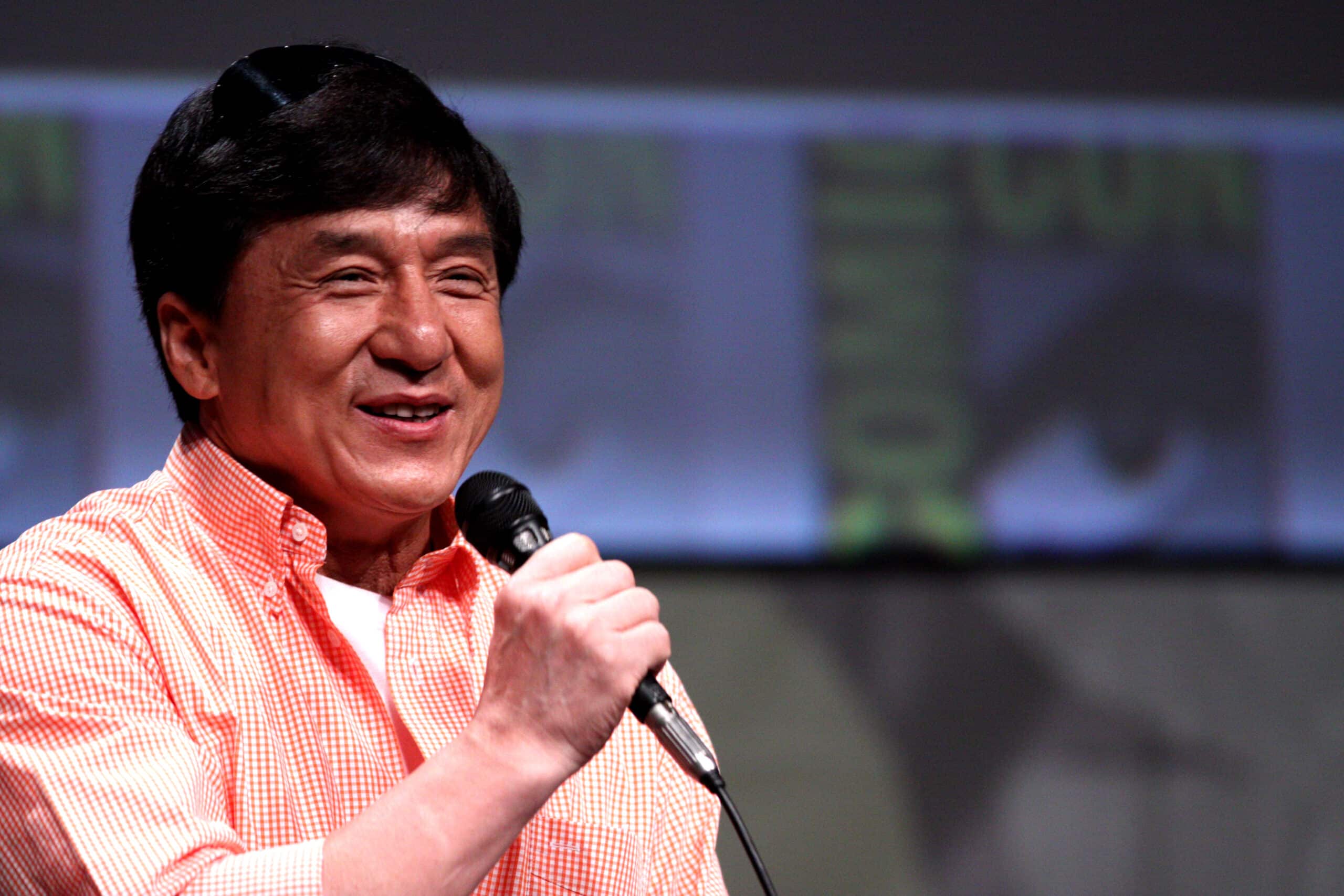 3051651734 jackie chan faz 61 anos scaled