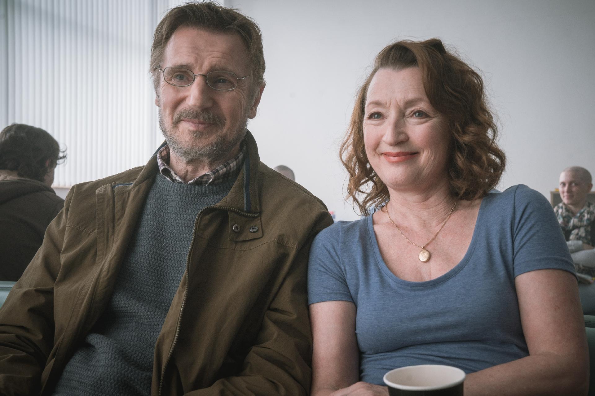 liam neeson e lesley manville no filme nosso amor