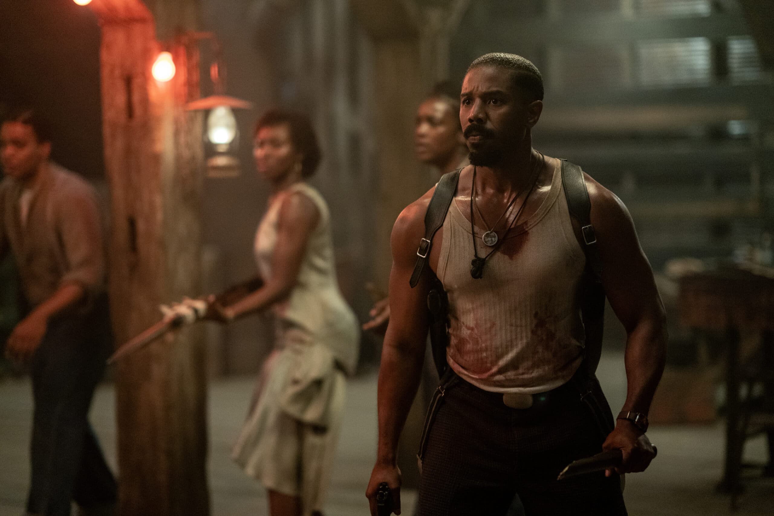 Estrelado por Michael B. Jordan em um duplo papel, o filme "Pecadores" mistura elementos de terror psicológico e drama existencial. (Foto: Divulgação)